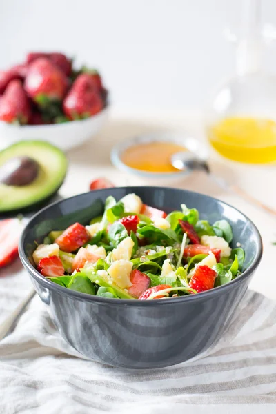 Salada com morangos e quinoa — Fotografia de Stock