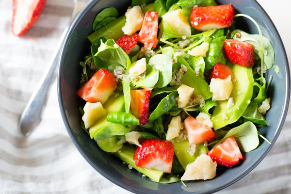 Salade met aardbeien en quinoa — Stockfoto