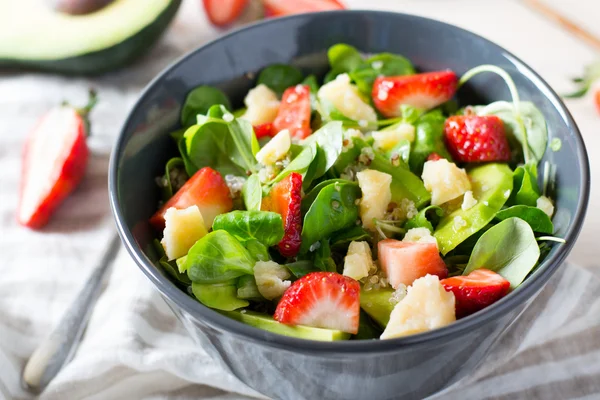 Salad with strawberries and quinoa — Stock Photo, Image