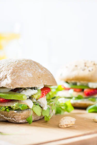 Sandwich mit Huhn und Erdbeere — Stockfoto