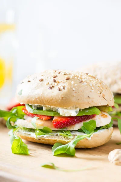 Sandwich mit Huhn und Erdbeere — Stockfoto