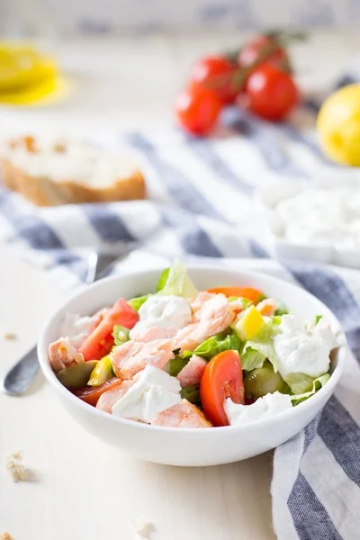 Salada com salmão e legumes frescos — Fotografia de Stock