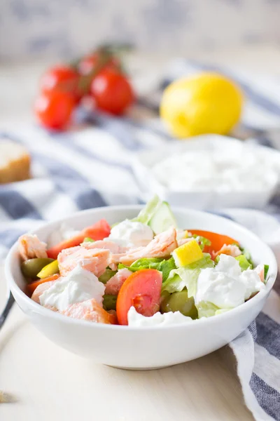 Salad dengan salmon dan sayuran segar — Stok Foto