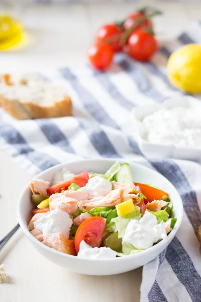 Sallad med lax och färska grönsaker — Stockfoto