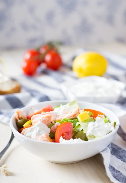 Салат с лососем и свежими овощами — стоковое фото