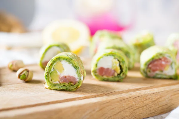 Crepes de espinacas con salmón, aguacate y queso —  Fotos de Stock