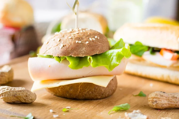 Broodjes met ham en kaas — Stockfoto
