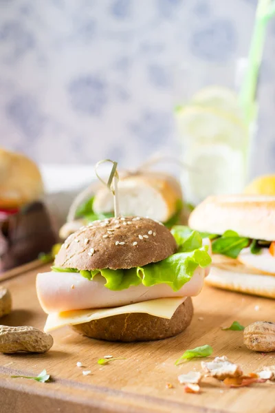 Bocadillos con jamón y queso —  Fotos de Stock