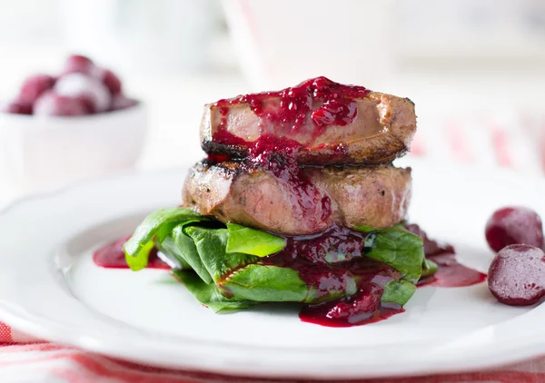 Leber mit Spinat und Kirschsoße — Stockfoto