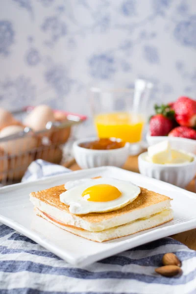 Senhora de Croque em uma mesa — Fotografia de Stock