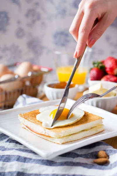 Croque madame auf einem Tisch — Stockfoto