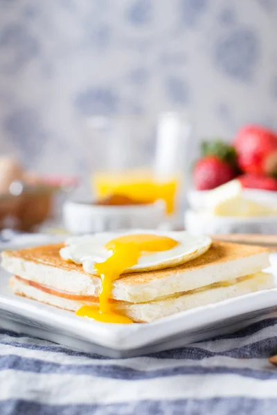 Senhora de Croque em uma mesa — Fotografia de Stock