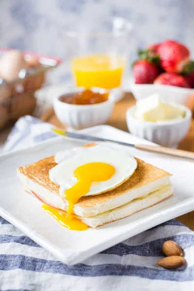 Senhora de Croque em uma mesa — Fotografia de Stock