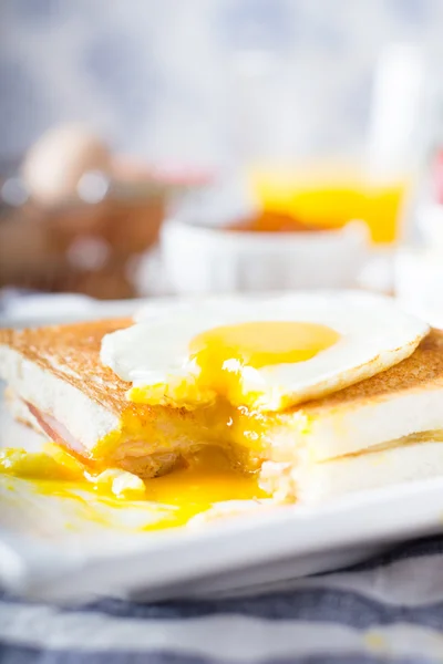 Senhora de Croque em uma mesa — Fotografia de Stock