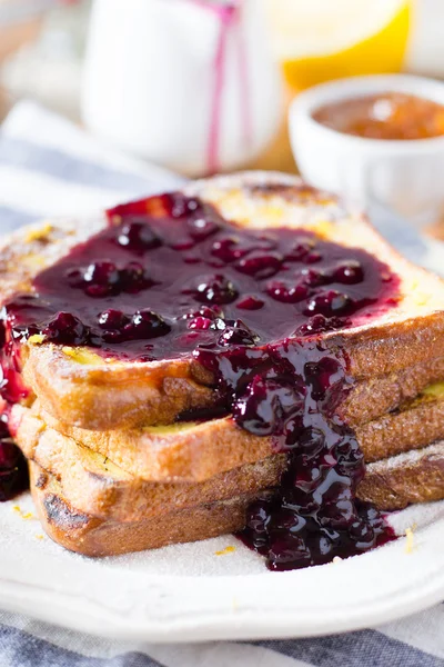 French toast con salsa ai mirtilli — Foto Stock