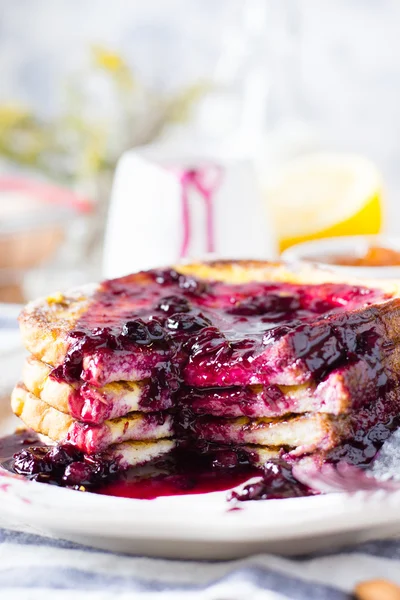 French Toasts mit Blaubeersoße — Stockfoto