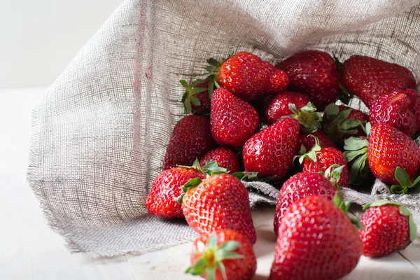 Frische reife Erdbeeren — Stockfoto