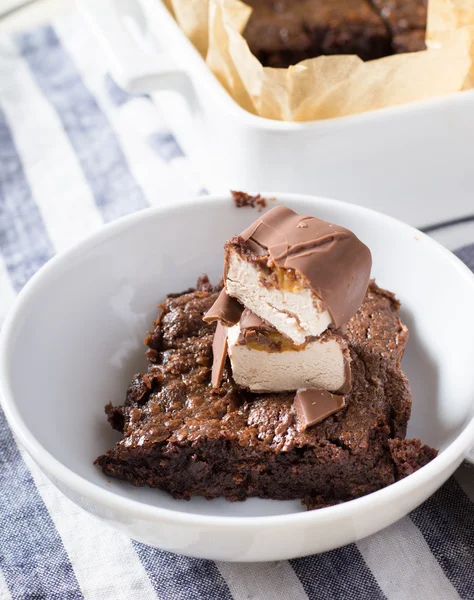 Brownie σοκολάτας σε ένα ξύλινο τραπέζι — Φωτογραφία Αρχείου