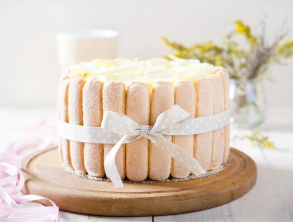 Torta fehér csokoládéval és ladyfingers — Stock Fotó