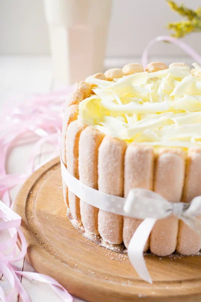 Torta fehér csokoládéval és ladyfingers — Stock Fotó