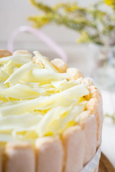 Cake with white chocolate and ladyfingers — Stock Photo, Image