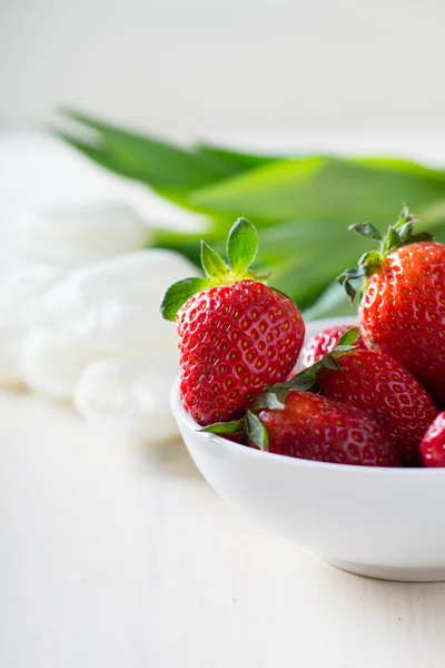 Strawberries with white tulips — Stock Photo, Image