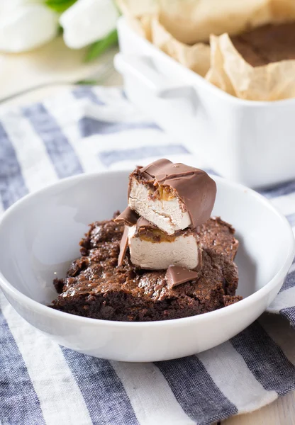 Brownie σοκολάτας σε ένα ξύλινο τραπέζι — Φωτογραφία Αρχείου