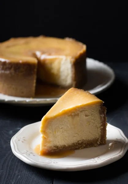 Ev yapımı karamel cheesecake — Stok fotoğraf