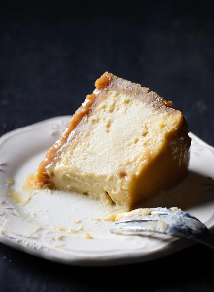 Hausgemachter Karamell-Käsekuchen — Stockfoto