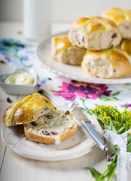 Homemade hot cross buns — Stock Photo, Image