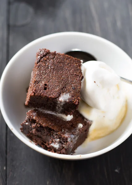 Brownies au chocolat avec crème glacée — Photo