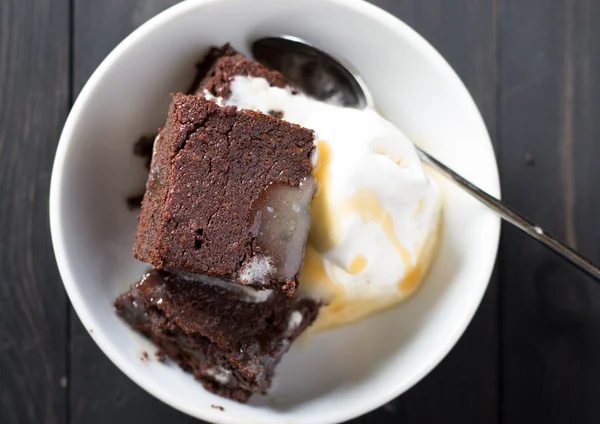 Шоколадные пирожные с мороженым — стоковое фото