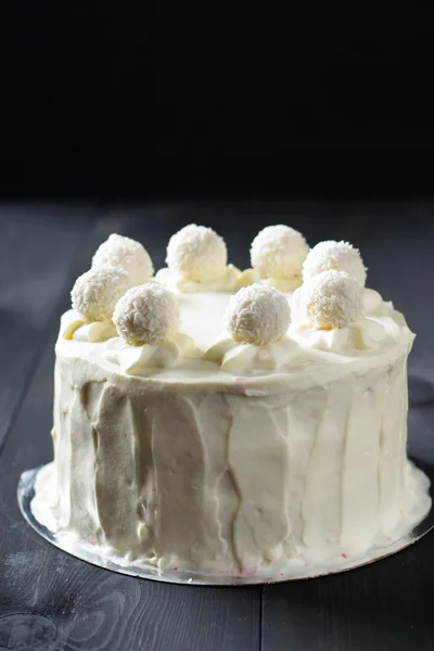 Pastel de terciopelo rojo decorado con raffaello — Foto de Stock