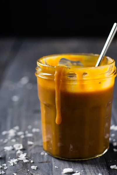 Zoete karamel in glazen pot — Stockfoto