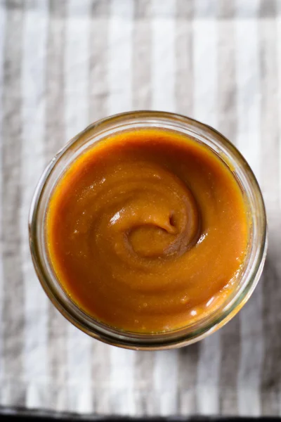 Sladký karamel do sklenic — Stock fotografie