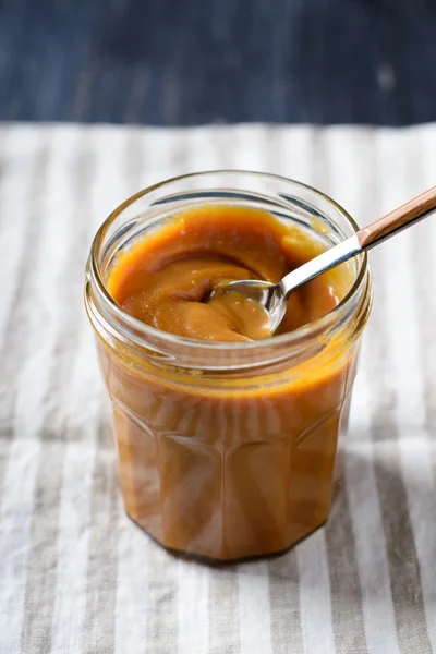 Caramello dolce in vaso di vetro — Foto Stock