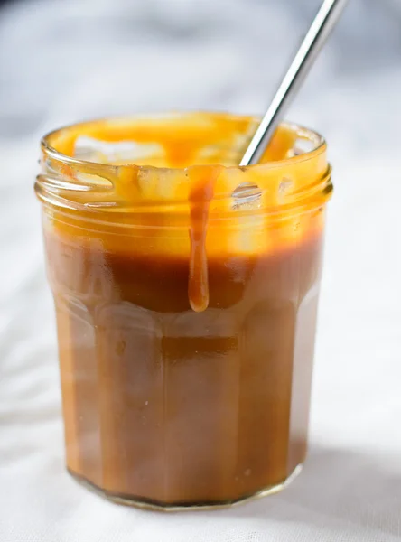 Caramel dulce în borcan de sticlă — Fotografie, imagine de stoc
