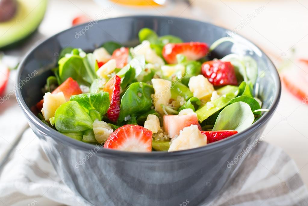 Salad with strawberries and quinoa