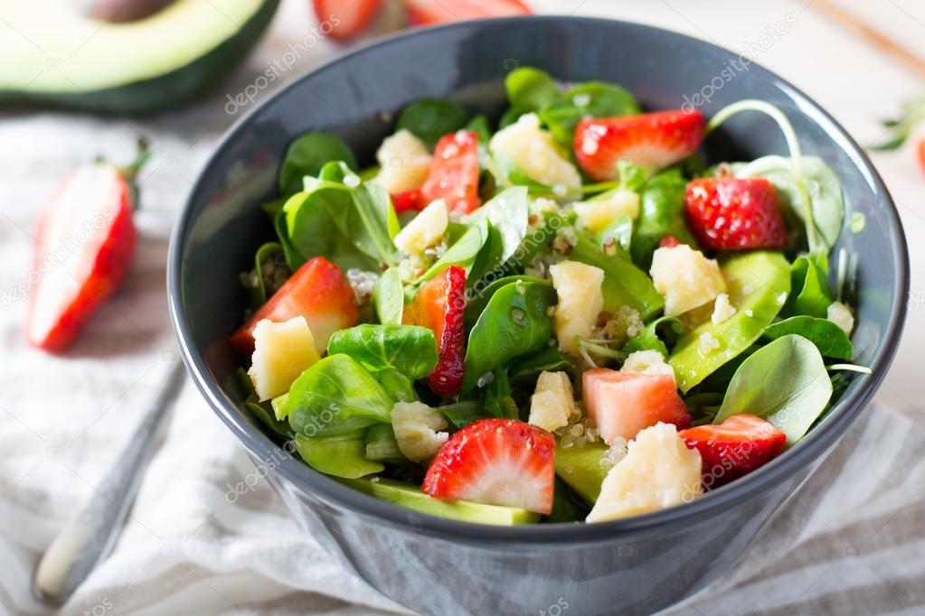 Salad with strawberries and quinoa