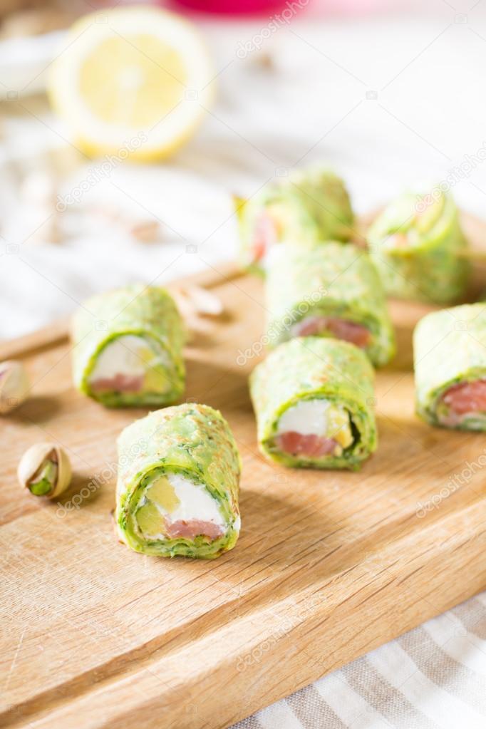 Spinach crepes with salmon, avocado and cheese