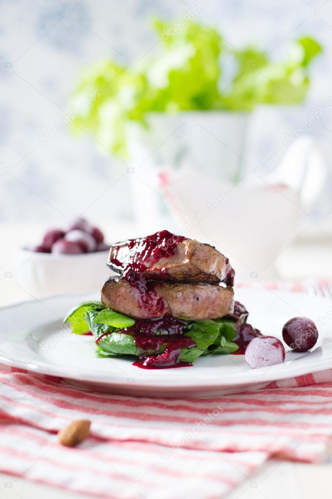 Liver with spinach and cherry sauce
