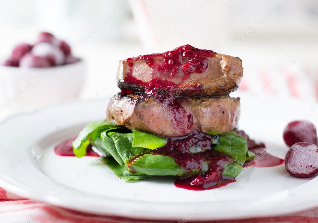 Liver with spinach and cherry sauce