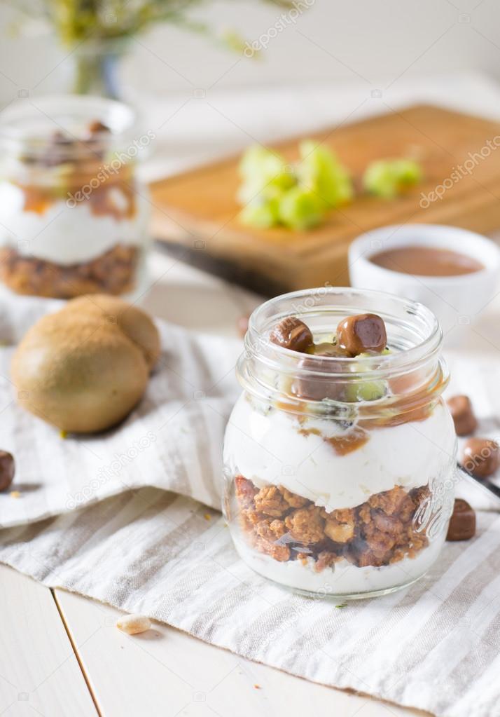 granola with greak yogurt with kiwi
