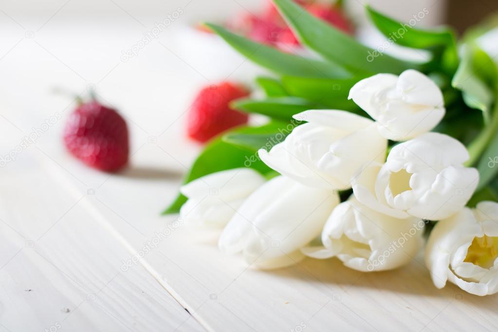 Strawberries with white tulips