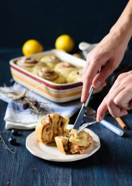 Ev yapımı tarçın ruloları.