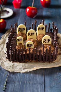 Cadılar Bayramı için dekore edilmiş Brownie kek