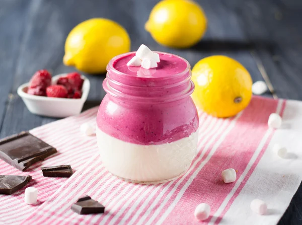 Lemons and raspberry smoothie — Stock Photo, Image