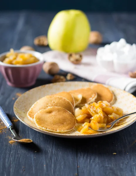 Hausgemachte Pfannkuchen mit Apfel — Stockfoto