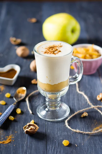 Smoothie de mere cu scorțișoară și caramel — Fotografie, imagine de stoc