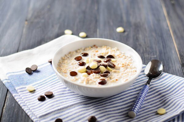 Овсянка с шоколадной крошкой
